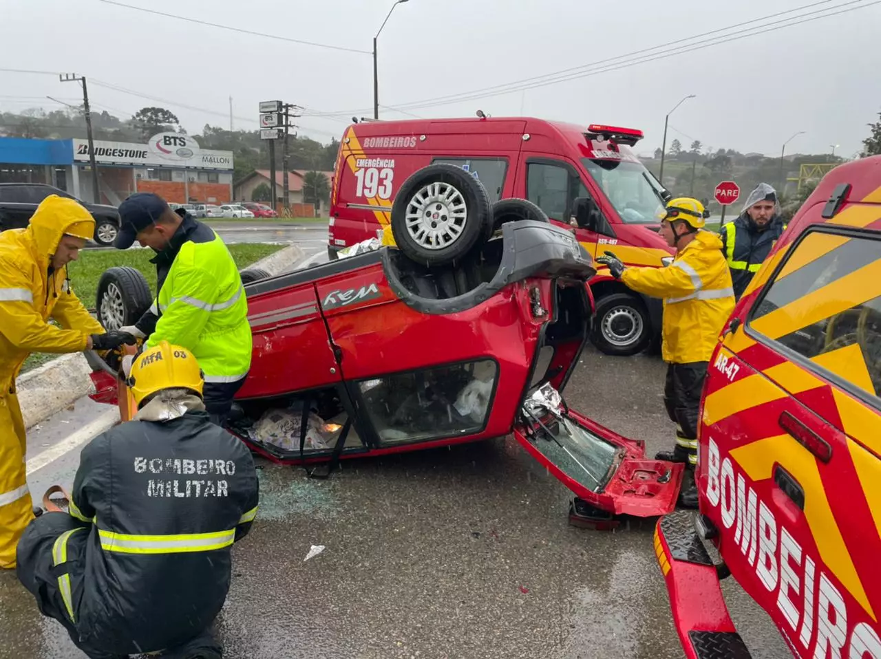 Capotamento de veículo deixa casal ferido na BR-116